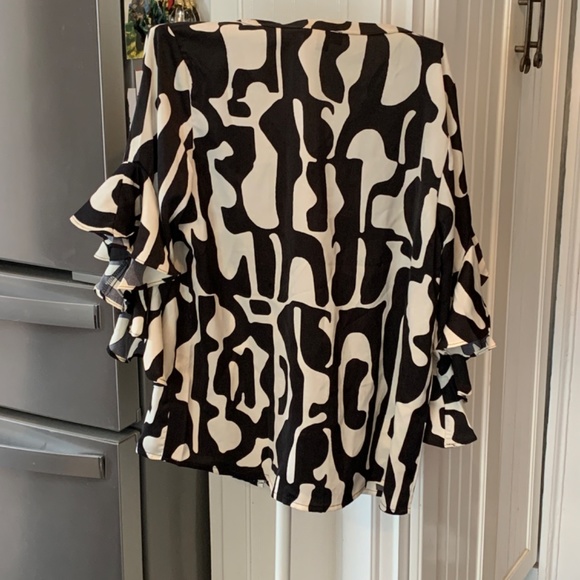 Gigio black snd white abstract ruffle sleeve top. Never worn - Picture 4 of 5